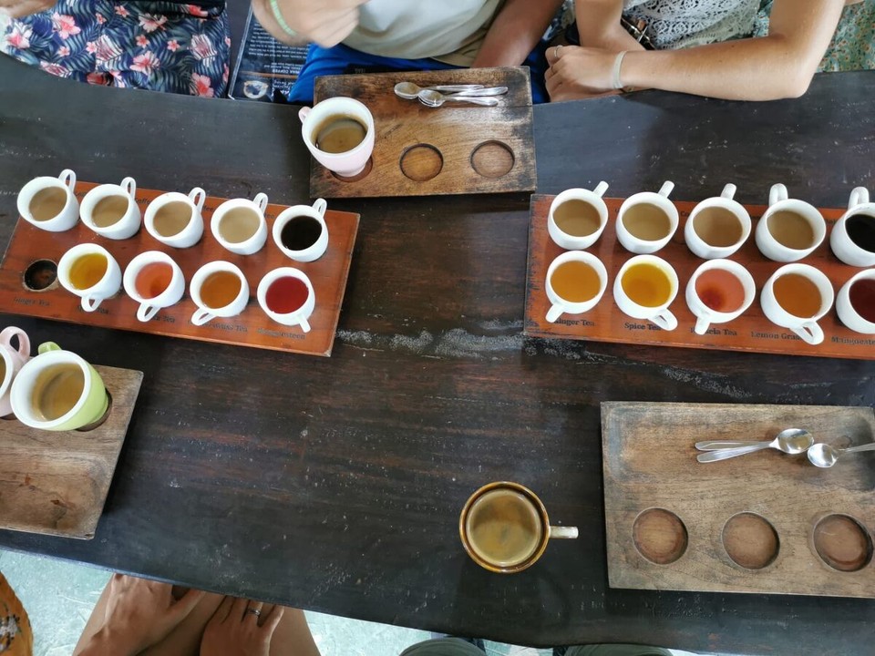 Indonesien - Gianyar - Verschiedeni Tee und Kaffees zum Probiara.