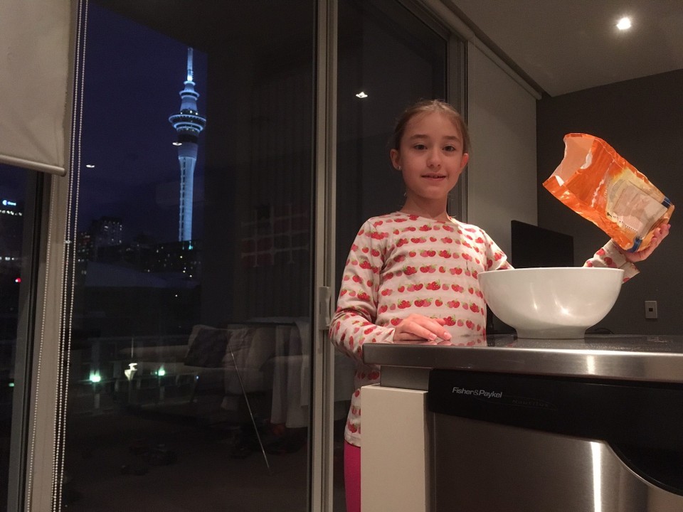 Neuseeland - Auckland - In der vorletzten Wohnung unserer Ferien verbrauchen wir noch das letzte Mehl: backen vor herrlicher Kulisse.