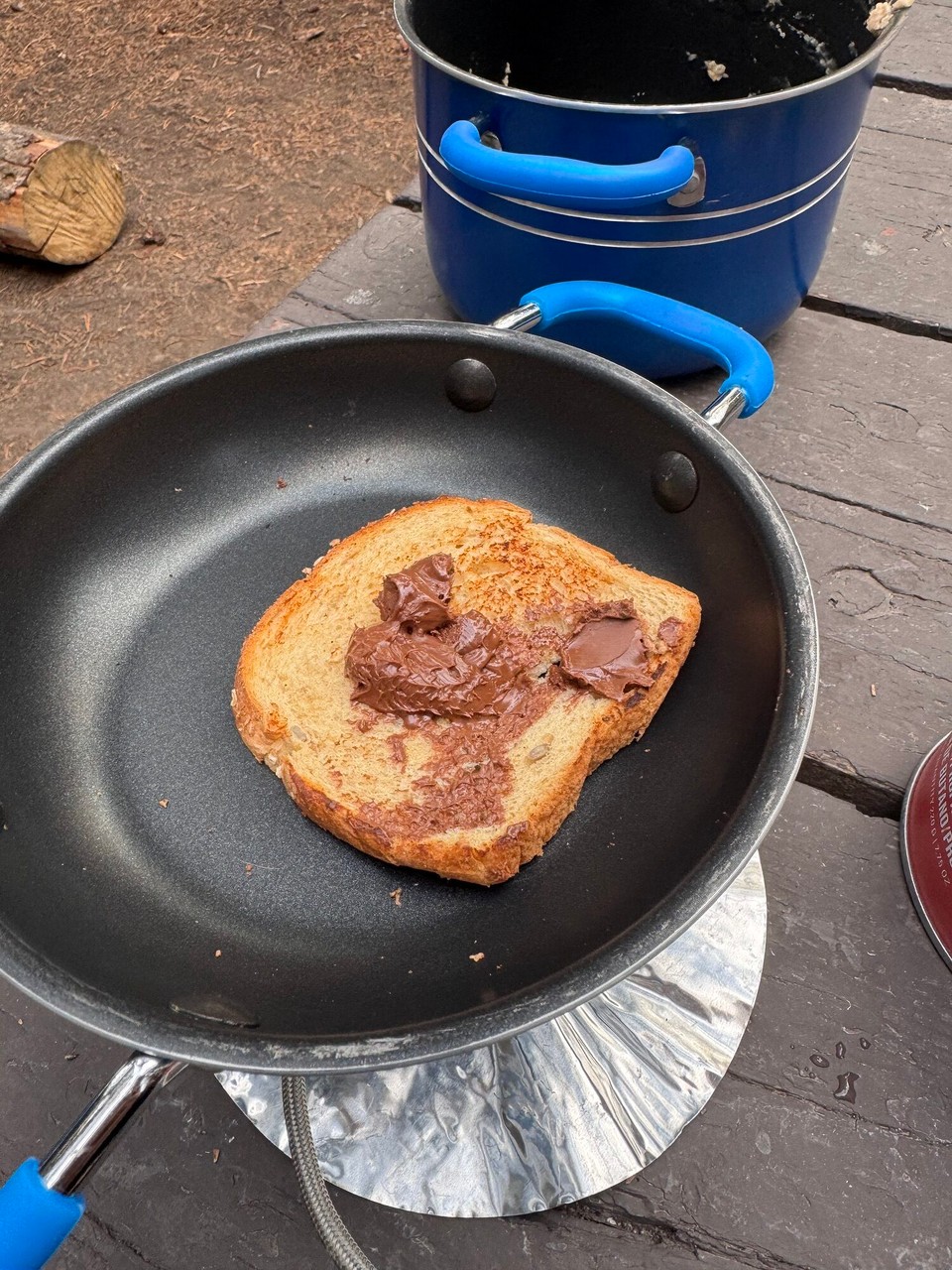 Vereinigte Staaten - Yellowstone National Park - Zum Zmorge hemmer zum Porridge no es Nutellabrot tostet. Das esch sehr fein gsi.😂
Wäredem Zmorge hed üs es Eichhörnchen gsellschaft gleistet. Es hed die ganz Zyt Tannezäpfe abegrüert und üs fasch abgschosse.😂🐿️