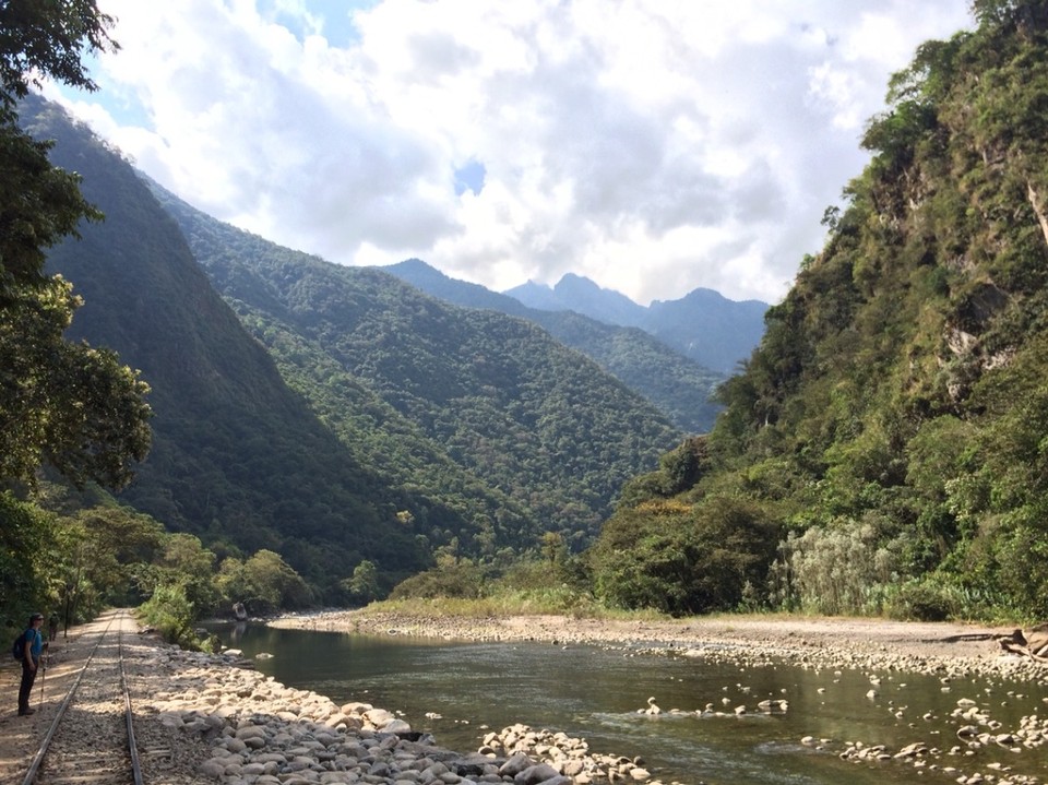 Peru -  - Es führt keine Strasse zum Machu Picchu Pueblo - nur der Zug oder die Wanderung auf den Gleisen