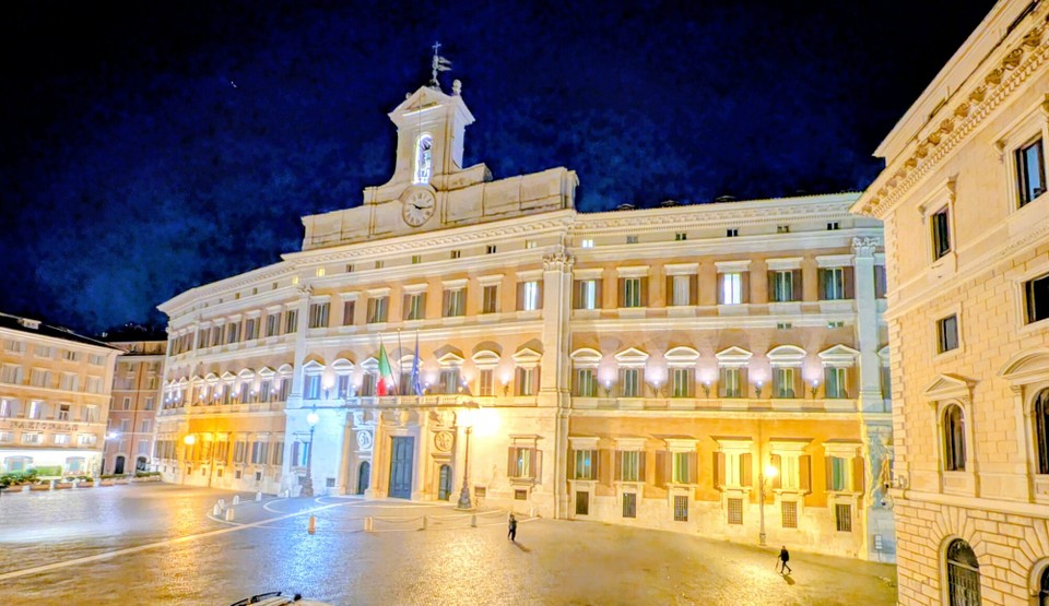 Italien - Rom - Es liegt gegenüber dem Parlament, das Tag und Nacht von Polizisten bewacht wird.
