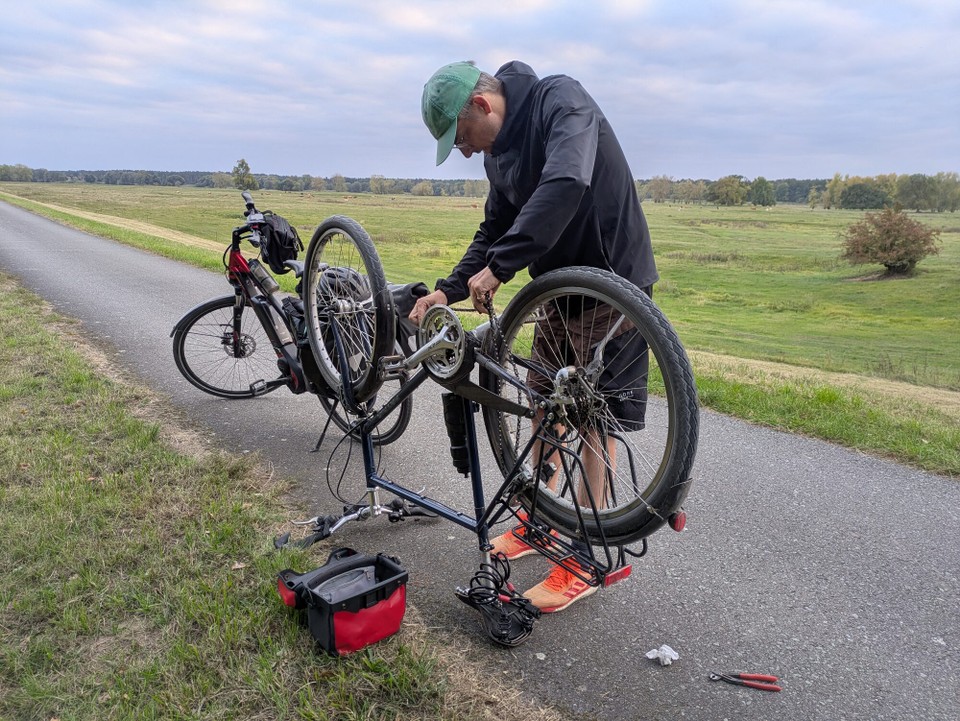 Deutschland - Lenzen (Elbe) - Aber mein Superheld des Tages hat es tatsächlich geschafft, sie zu reparieren. Ich hätte das Fahrrad ja direkt den Deich runtergeschmissen und sofort die Pannenhilfe angerufen.