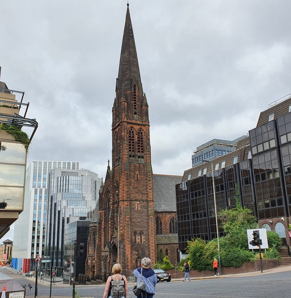 Vereinigtes Königreich - Glasgow - In Glasgow sieht man überall alte und neue Gebäude direkt nebeneinander, eine ziemlich bunte Mischung.