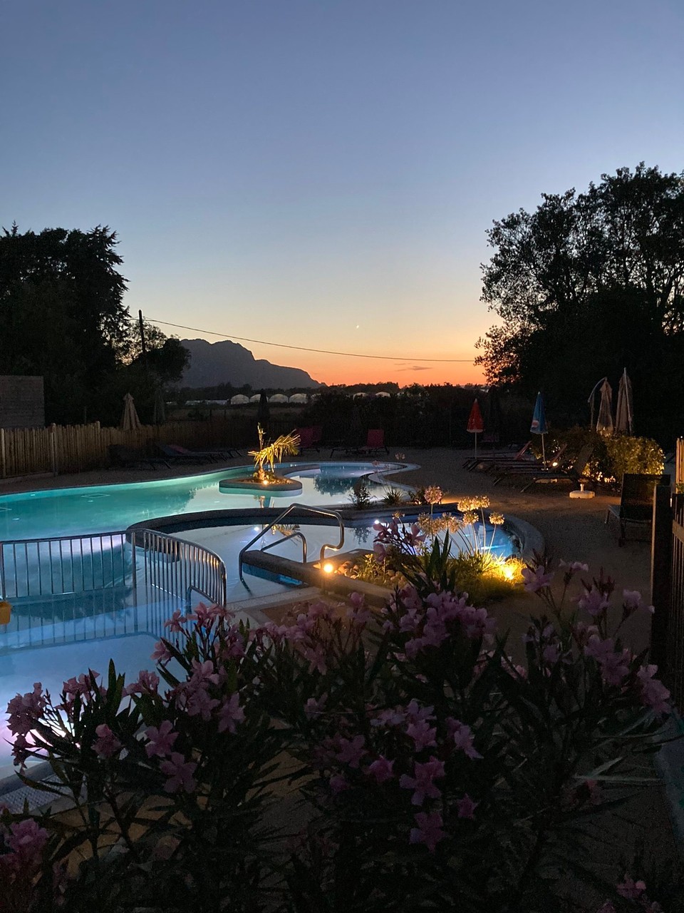 Frankreich - Roquebrune-sur-Argens - Pool-Landschaft am Campingplatz bei Sonnenuntergang 