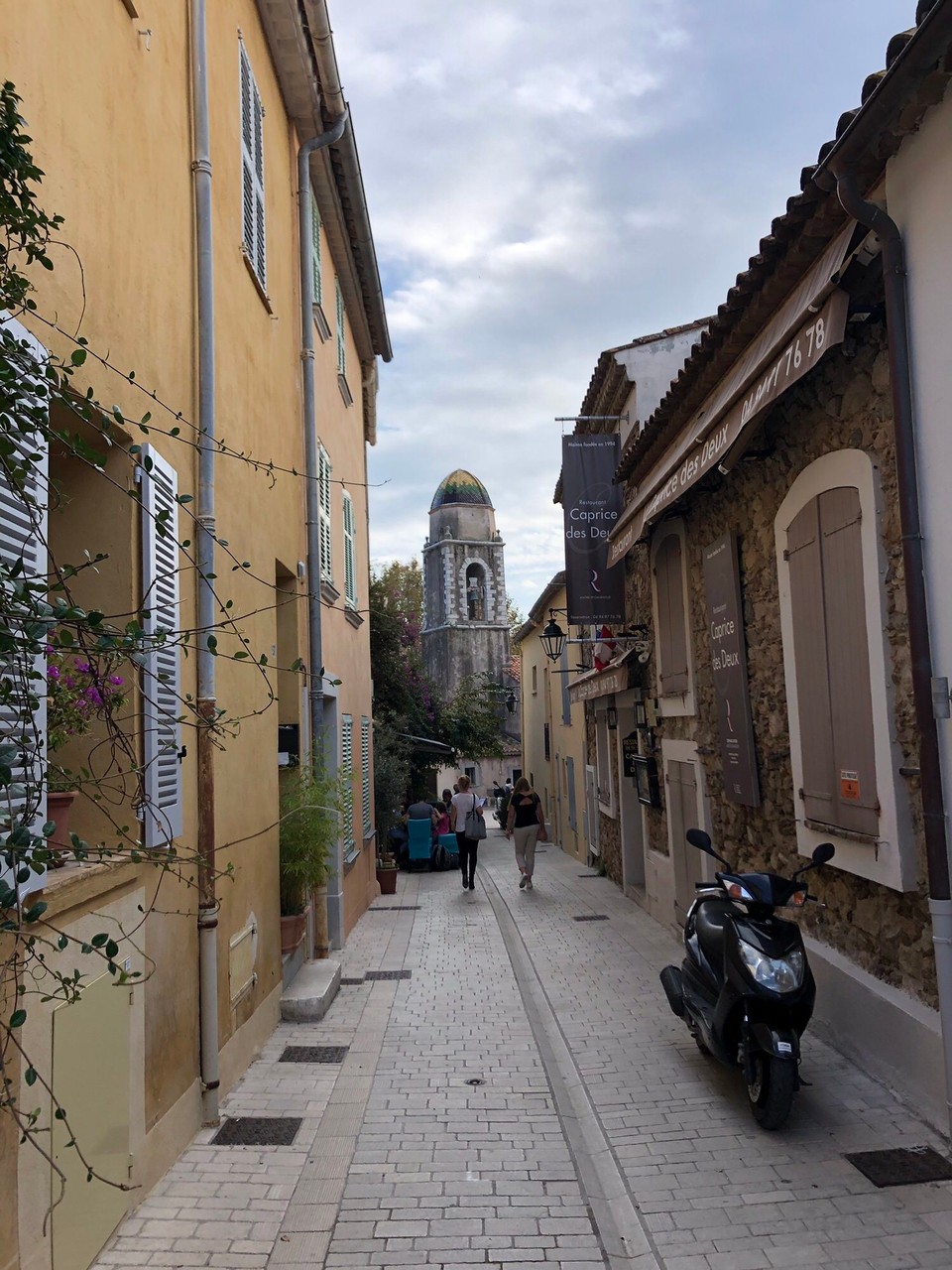 Frankreich - Saint-Tropez - Der Ort besteht aus kleinen, süßen Gassen. 