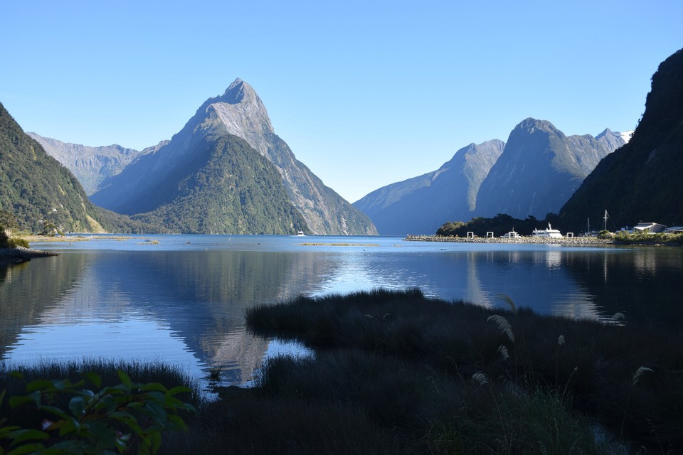 Neuseeland - Milford Sound - Blick vom Festland aus auf den Mitre Peak, den mit fast 1700 m höchsten Gipfel des Milford Sound