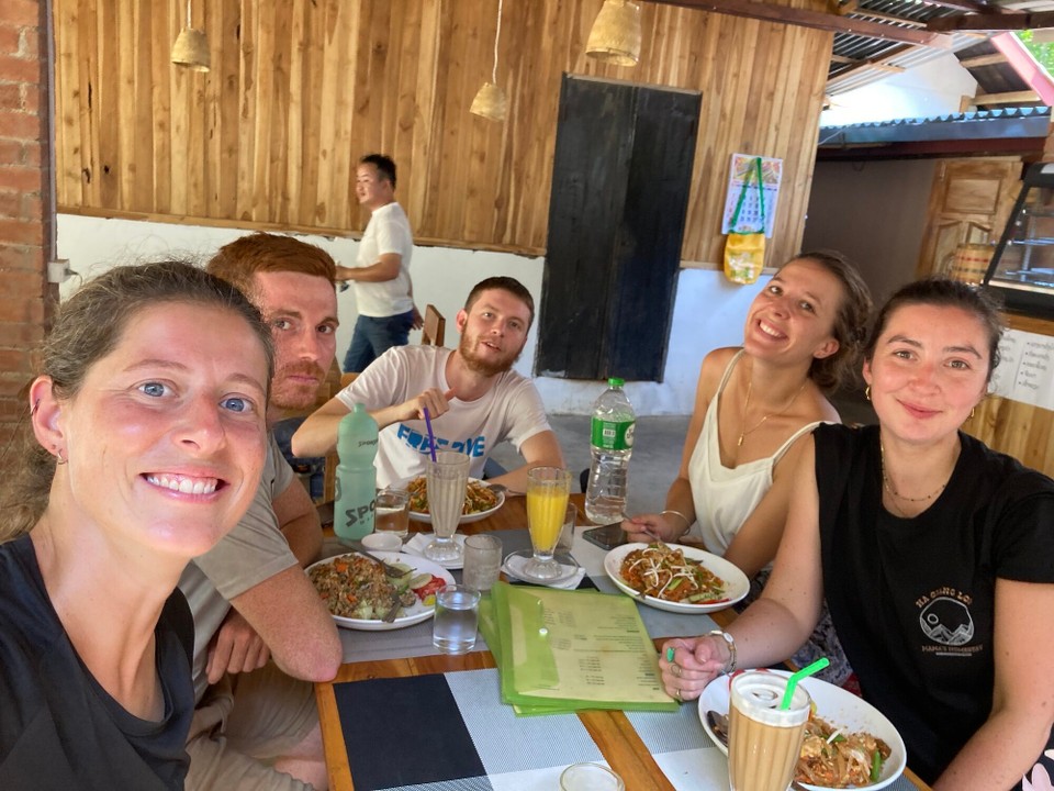 Laos - Ngoi - In Nong Khiaw erstmal Mittagessen mit Nathan (Frankreich), Simon (Schweiz), Romane (Frankreich) und Sinéad (Irland)