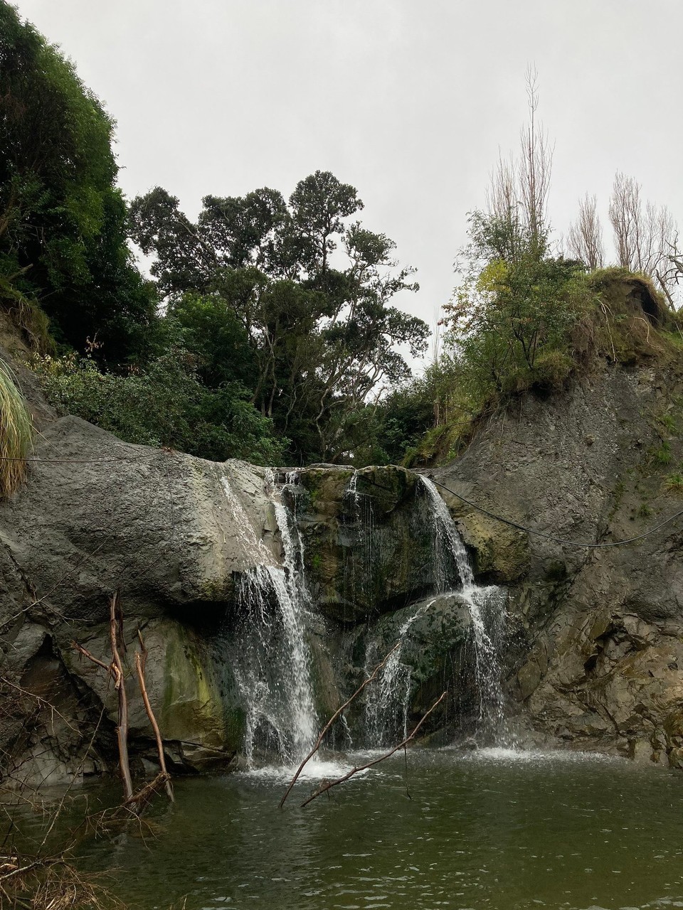 Neuseeland - Tokomaru Bay - Auch einen Wasserfall gibt es zu bestaunen 😀