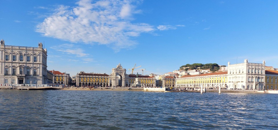 Portugal - Lissabon - Praça do Comércio - hier sitzt auch das portugisische Finanzministerium