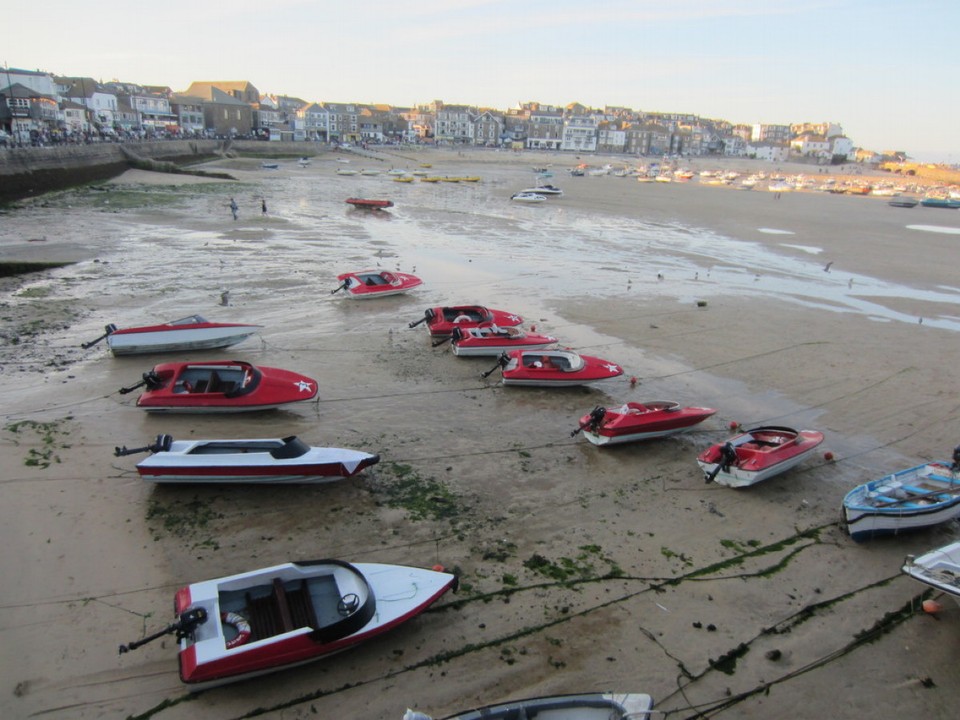 Vereinigtes Königreich - St Ives - Hafen und Promenade  bei Ebbe