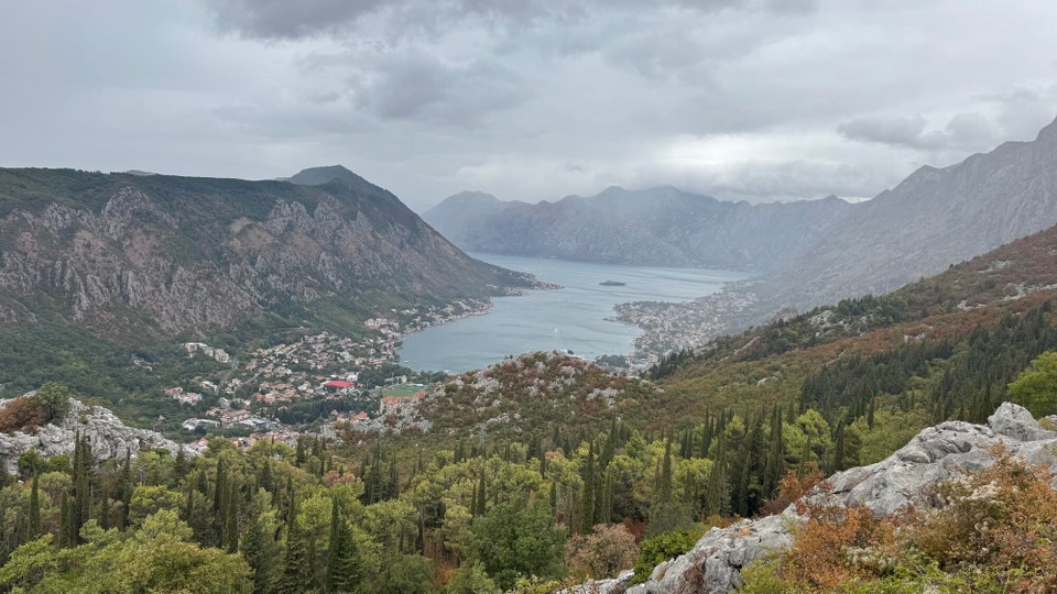 Montenegro - Cetinje - Heute Morgen hat es der Wetter Gott nicht so gut mit uns gemeint.
Es hatte die ganze Nacht geregnet und Gewittert. Dementsprechend war es kalt und die Sicht war bescheiden.