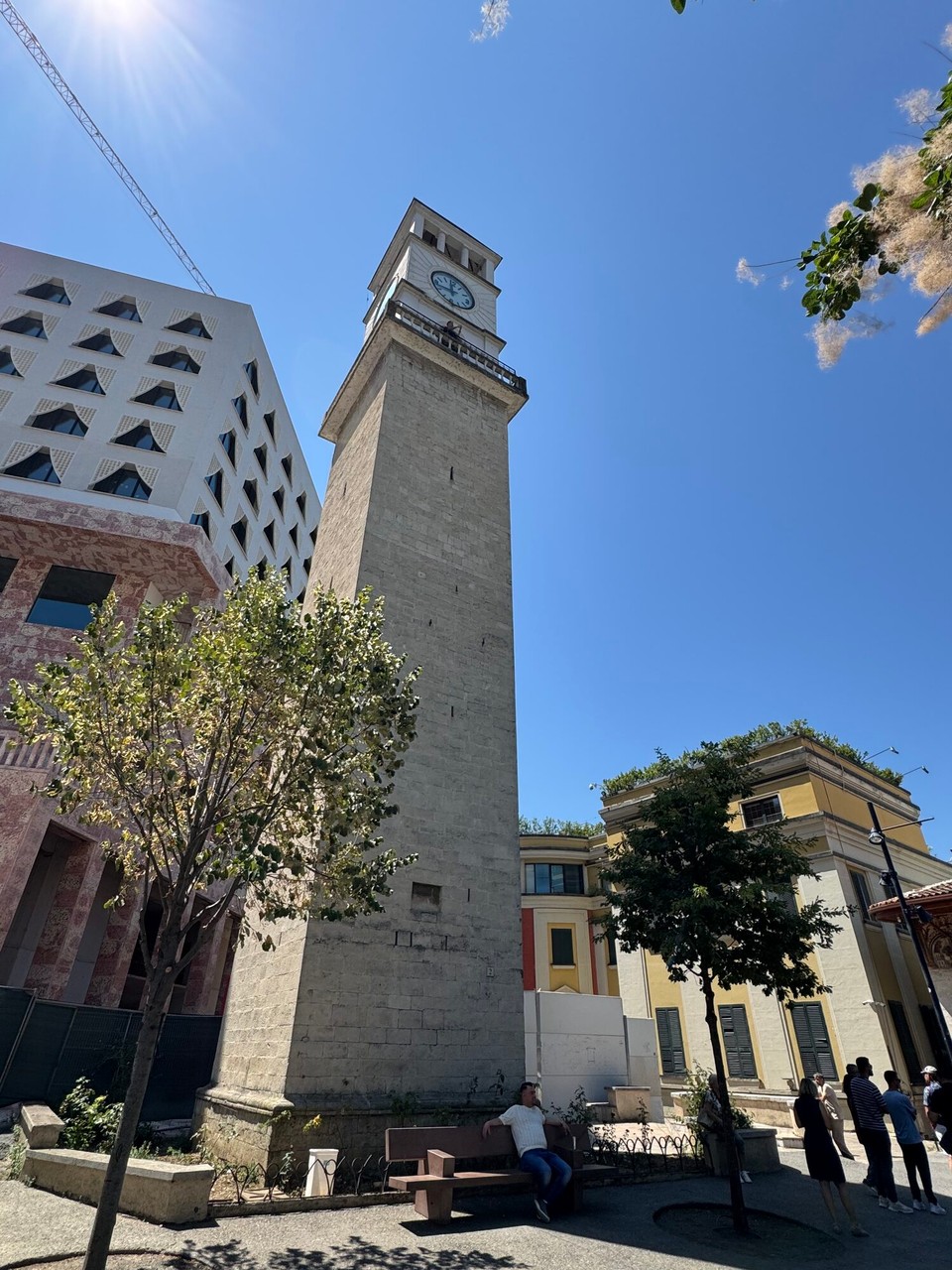 Albanien - Tirana - Der Uhrturm von Tirana, ein Wahrzeichen, das neben der Et'hem-Bey-Moschee steht und einen schönen Ausblick über den Skanderbeg-Platz bietet. Ursprünglich handelte es sich bei dem Bauwerk im venezianischen Stil um einen Glockenturm, heute gibt es keine Glocke mehr.