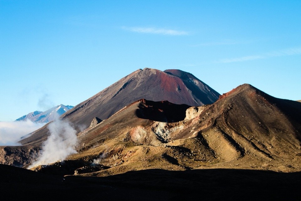 Neuseeland -  - Ziel in Sicht: der rechte Gipfel ist der Lookout und Ziel des Tongariro Crossing.
