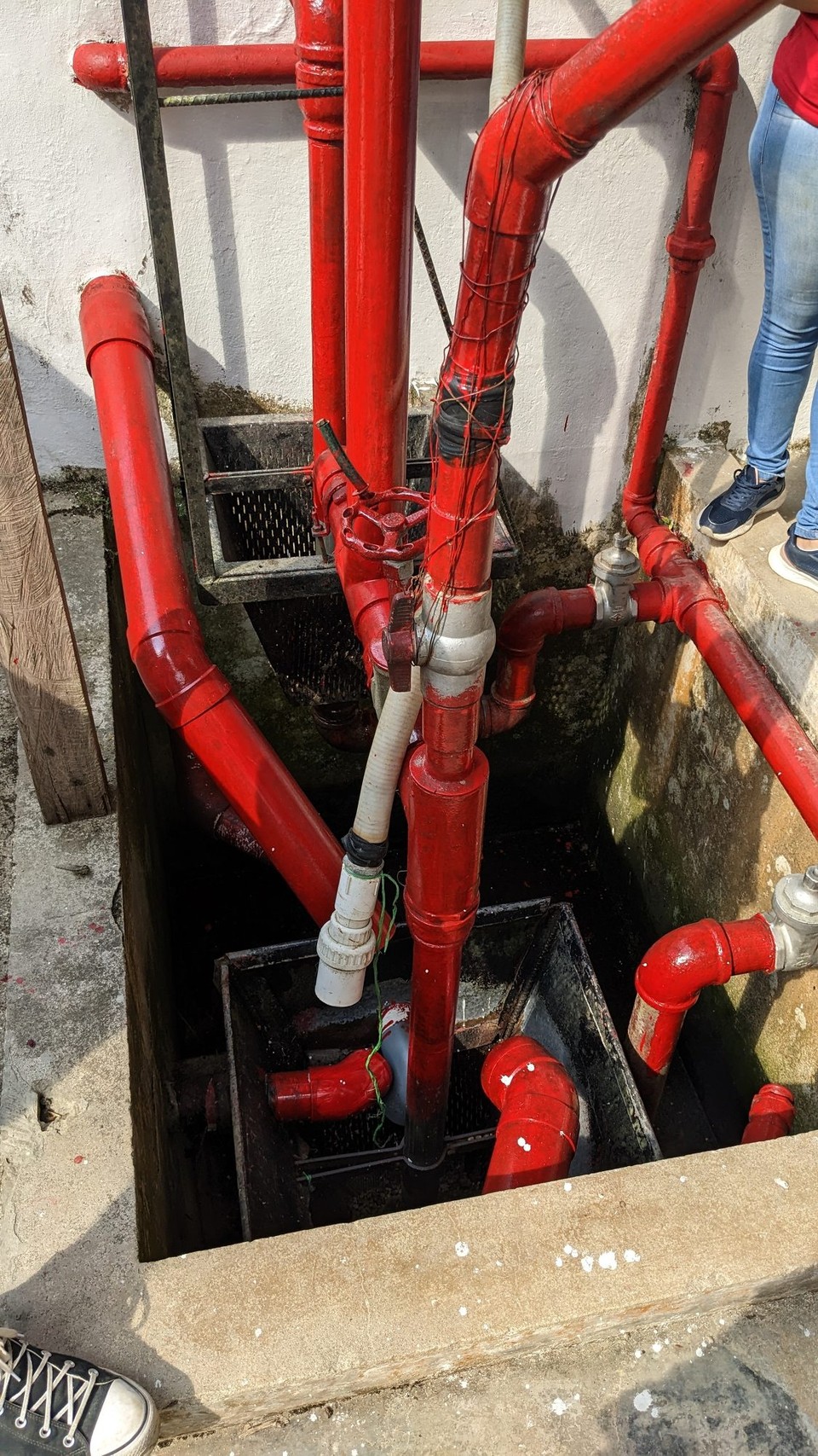 Kolumbien - Minca - Die Bohnen werden über über viele Schritte durch solche Rohre transportiert, zunächst über Wasser , später mit Luft