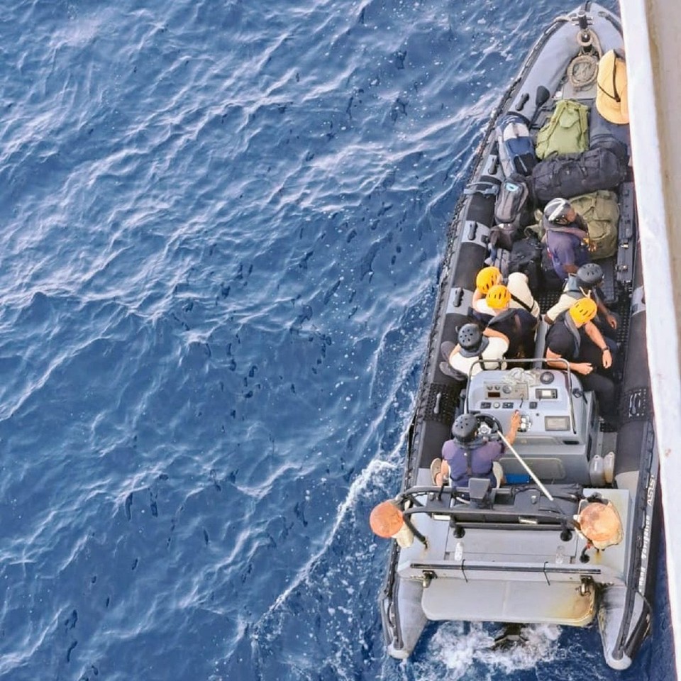 unbekannt - Rotes Meer - Mann und Material wird aufgeladen.