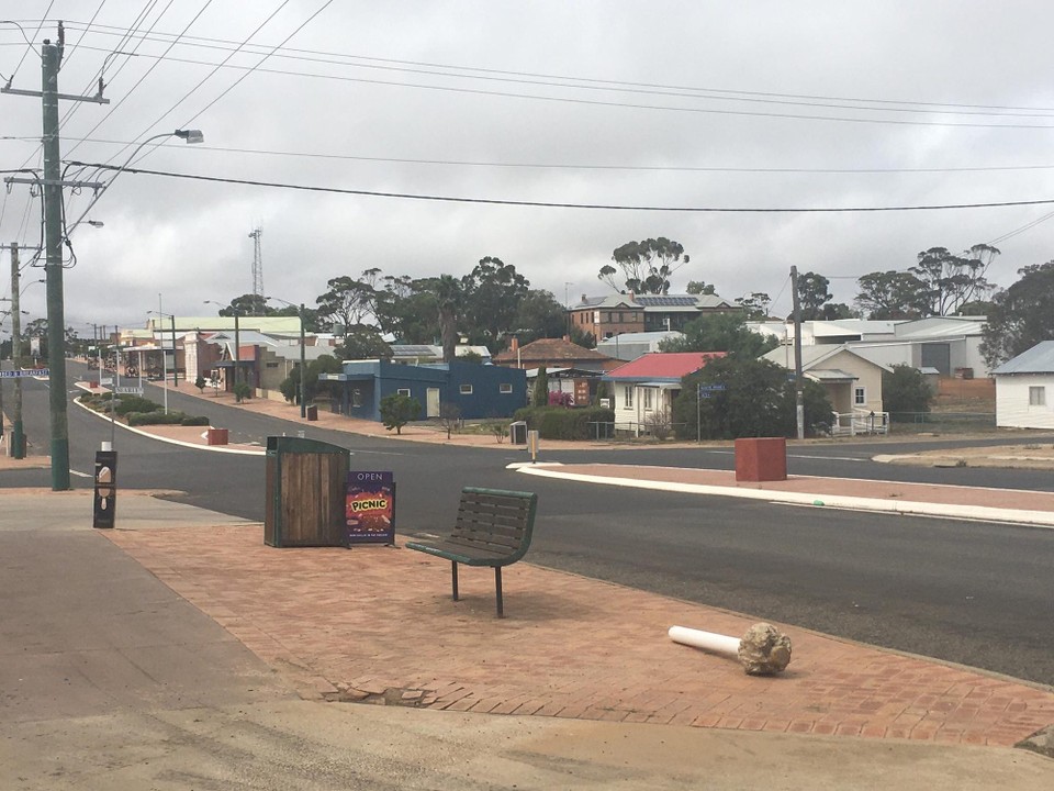 Australien - Rockingham - Auf der 5 stündigen Fahrt durchquerten wir ein dünn besiedeltes Agrar Gebiet mit 2 kleinen Siedlungen wie hier in Williams wo wir uns einen Kaffee genehmigten. 