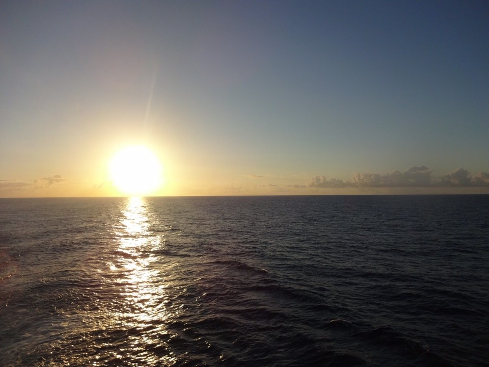  -  - Wieder ein Seetag der erste von Drei-Sonnenaufgang