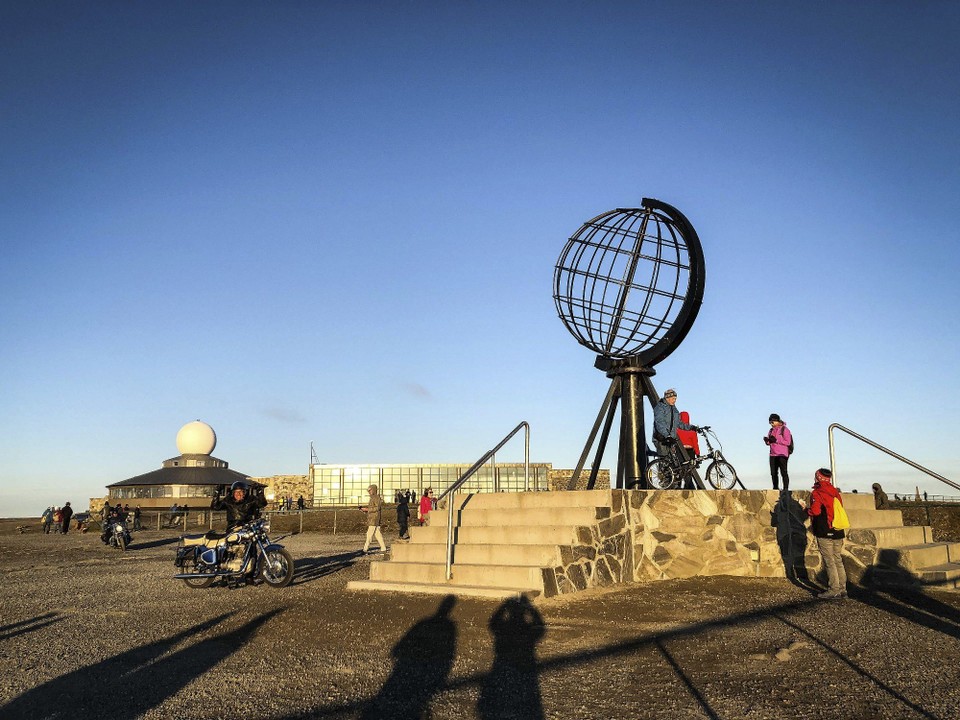 Norwegen - Nordkapp - Das Nordkapp: für viele ein Traum & Sehnsuchtsort. Bei der Weltkugel lassen sich darum immer wieder bewegende Moment erleben. So z.B. um morgens um eins ein "vor Freude ausflippender" Töfffahrer (links) - nur schade, hat dieses Foto keinen Ton! 