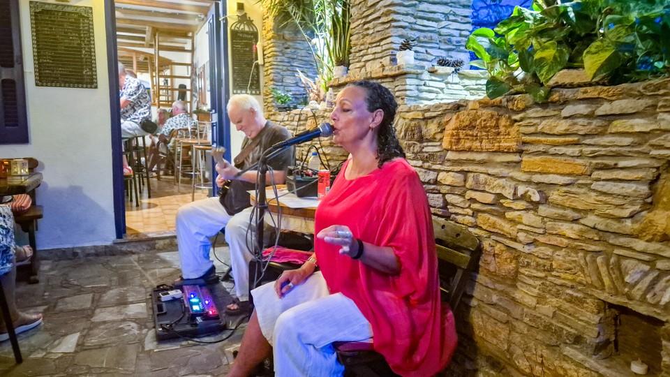 Griechenland - Symi - Claire & George spielen zunächst verhaltene Songs.