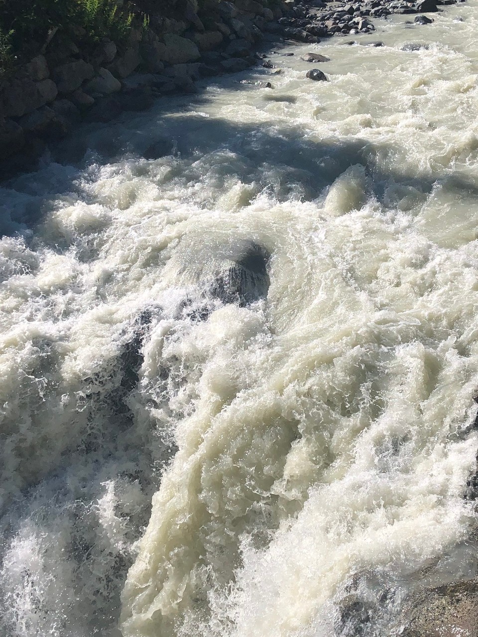 Schweiz - Pontresina - Der rauschende Gletscherbach vor unserem Hotel Morteratsch ist mit seiner Wucht invergesslich 🤩🐠 jetzt da die Wärme dem herrlichen Morteratschgletcher stark zu schaffen macht, rsuscht er noch lauter als früher 😅