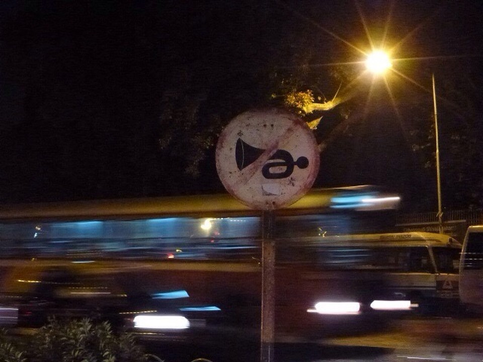  - Indien, Mumbai,  - Hupen verboten, aber keiner hält sich daran. 