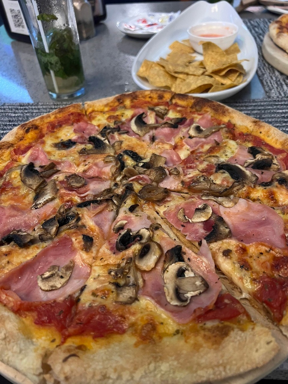 Costa Rica - San José - Die wuche bini no ines italienishes Restaurant go esse und i muess sege, da ish i miner ganze Zit das Esse gsi wo am ehste wie würklich in Italie gschmöckt het. Süsh sind Pizzateig da immer dick. Es ish chli türer gsi aber heg sich glohnt