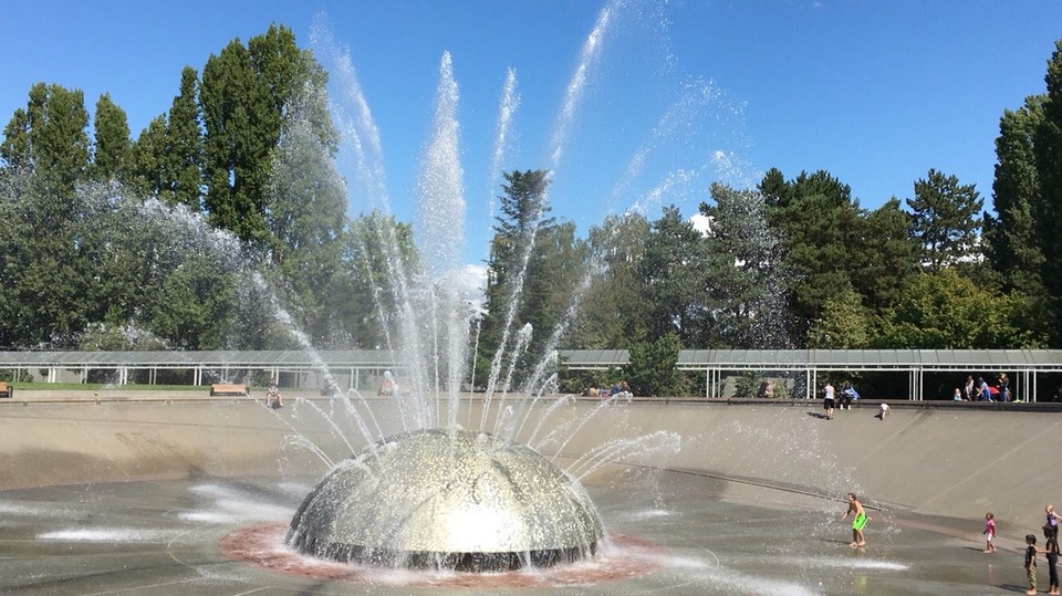 USA - Seattle - Einer der wohl coolsten Springbrunnen den ich je gesehen habe - das beste die genialste Beschäftigung für Kinder die gerne im Wasser sind. Handtuch sollte man nicht vergessen ;)