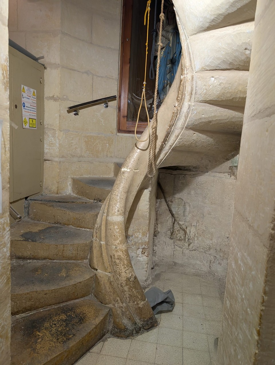 Malta - Mosta - Der Aufstieg durch einen der Türme bis in den oberen Rang der Basilika geht über diese ausgetretene Wendeltreppe.