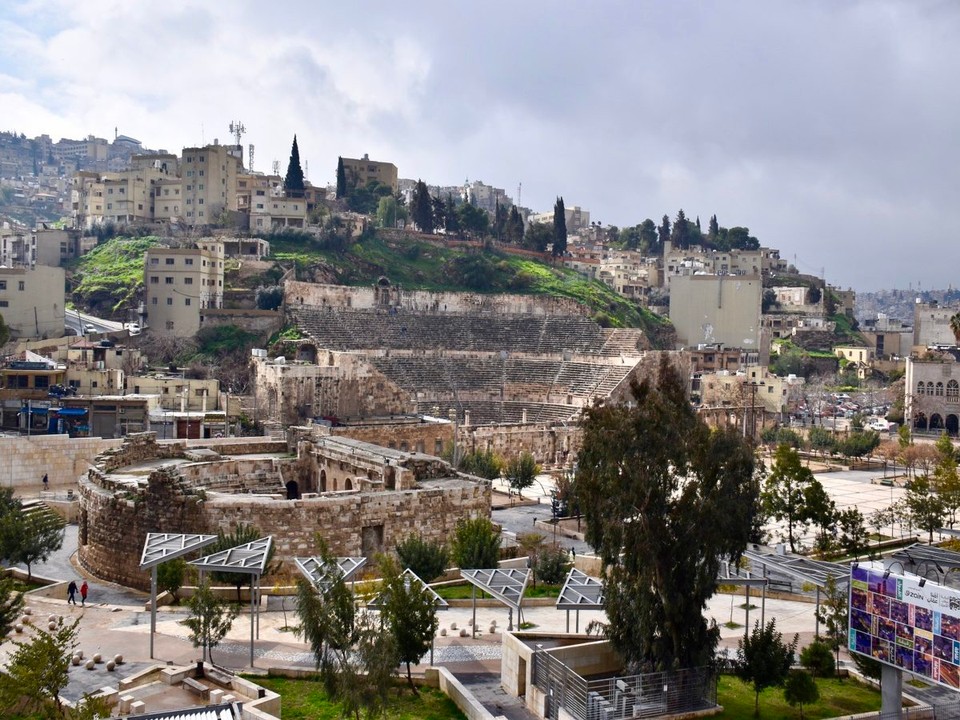 Jordanien - Amman - Das erste wäre also abgearbeitet, wenn wir aus unserem Hotelfenster schauen, können wir schon das römische Theater aus dem Jahr 170 sehen.