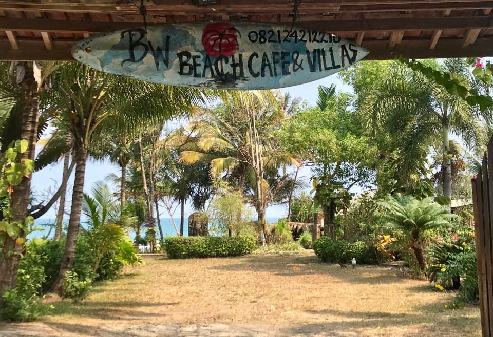 Indonesien - Sukabumi - ...zu den Bambushütten am Strand.