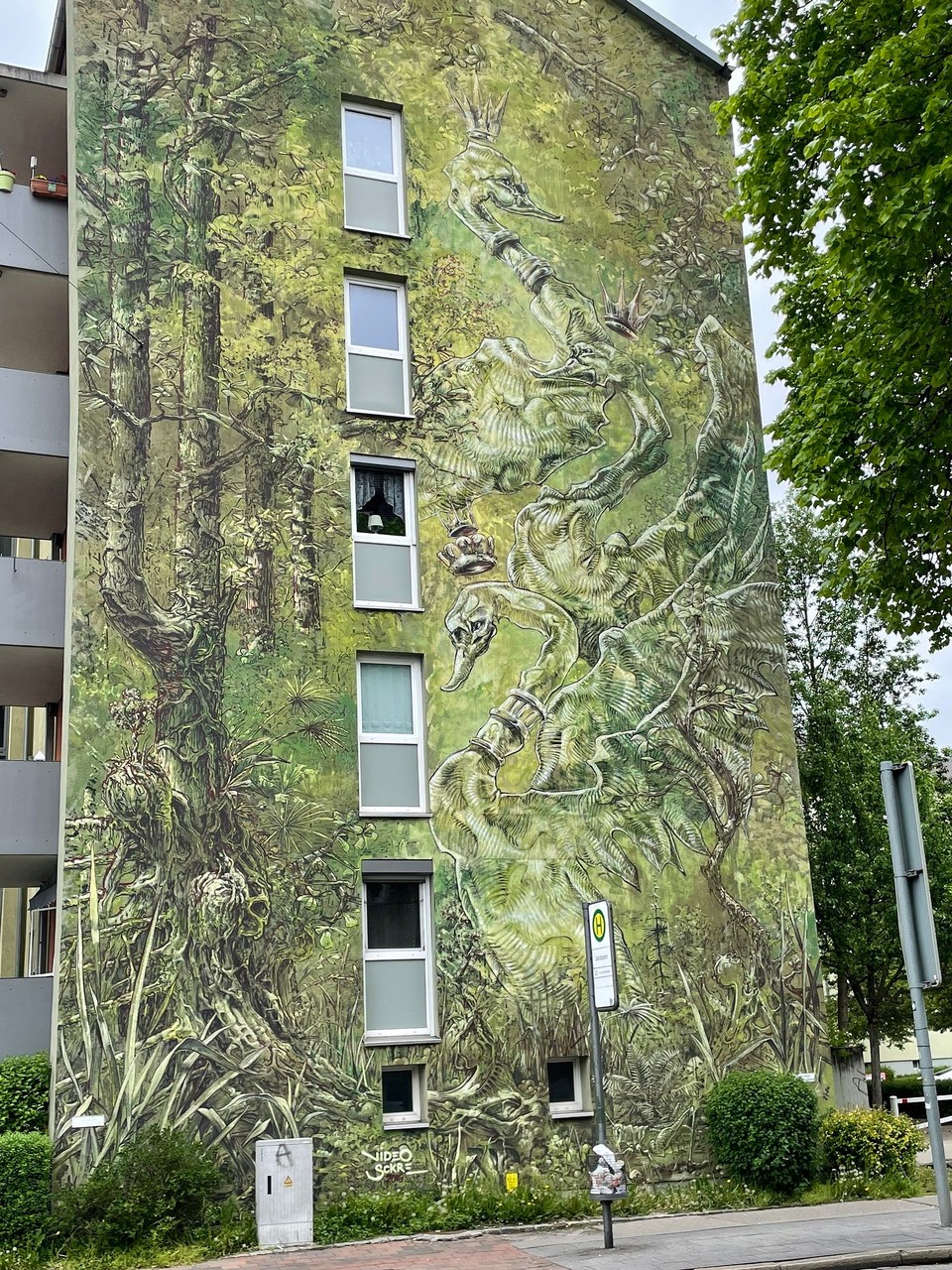 Deutschland - Augsburg - Schau genau. So eine Fassade sieht man nicht so oft. Zoomen lohnt sich.