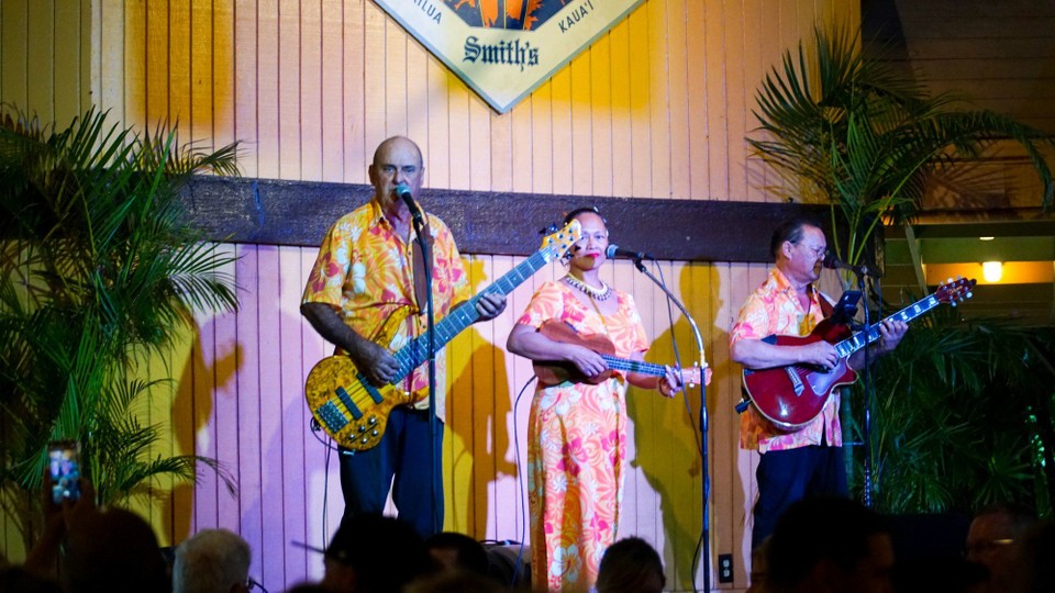 USA - Līhuʻe - Hawaiianische Sänger während des Buffets