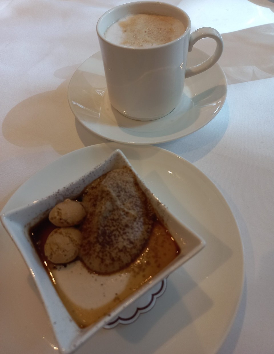 Deutschland - Kelheim - Ein feines Dessert auf dem Schiff.