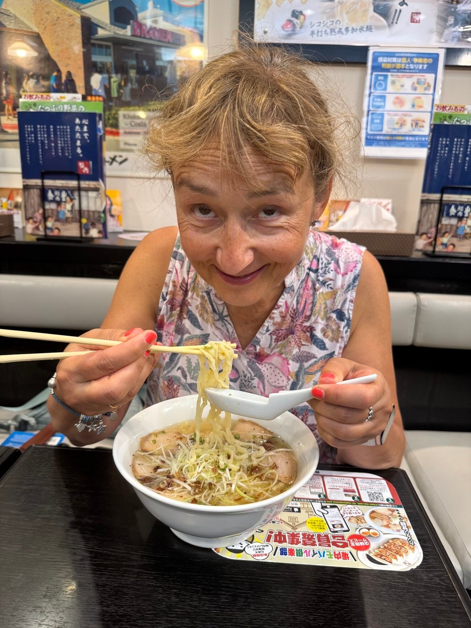 Japan - Chiyoda - Das schmeckt richtig gut und dabei schlürfen nicht vergessen