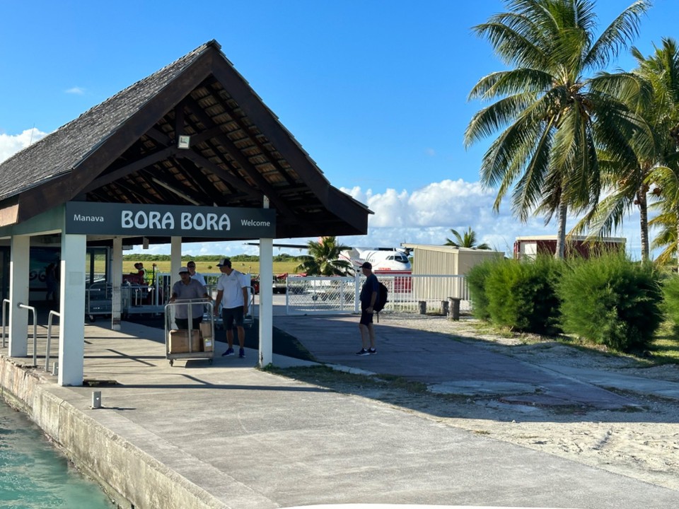 Französisch-Polynesien - Bora-Bora - … dann Transfer per Fähre vom Flughafen zur Hauptinsel 