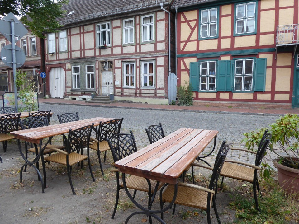 Deutschland - Dömitz - Dabei wäre es im Grunde so hübsch. So viele alte Fachwerkhäuser. Echt ein Elend. Wie soll denn das noch werden?