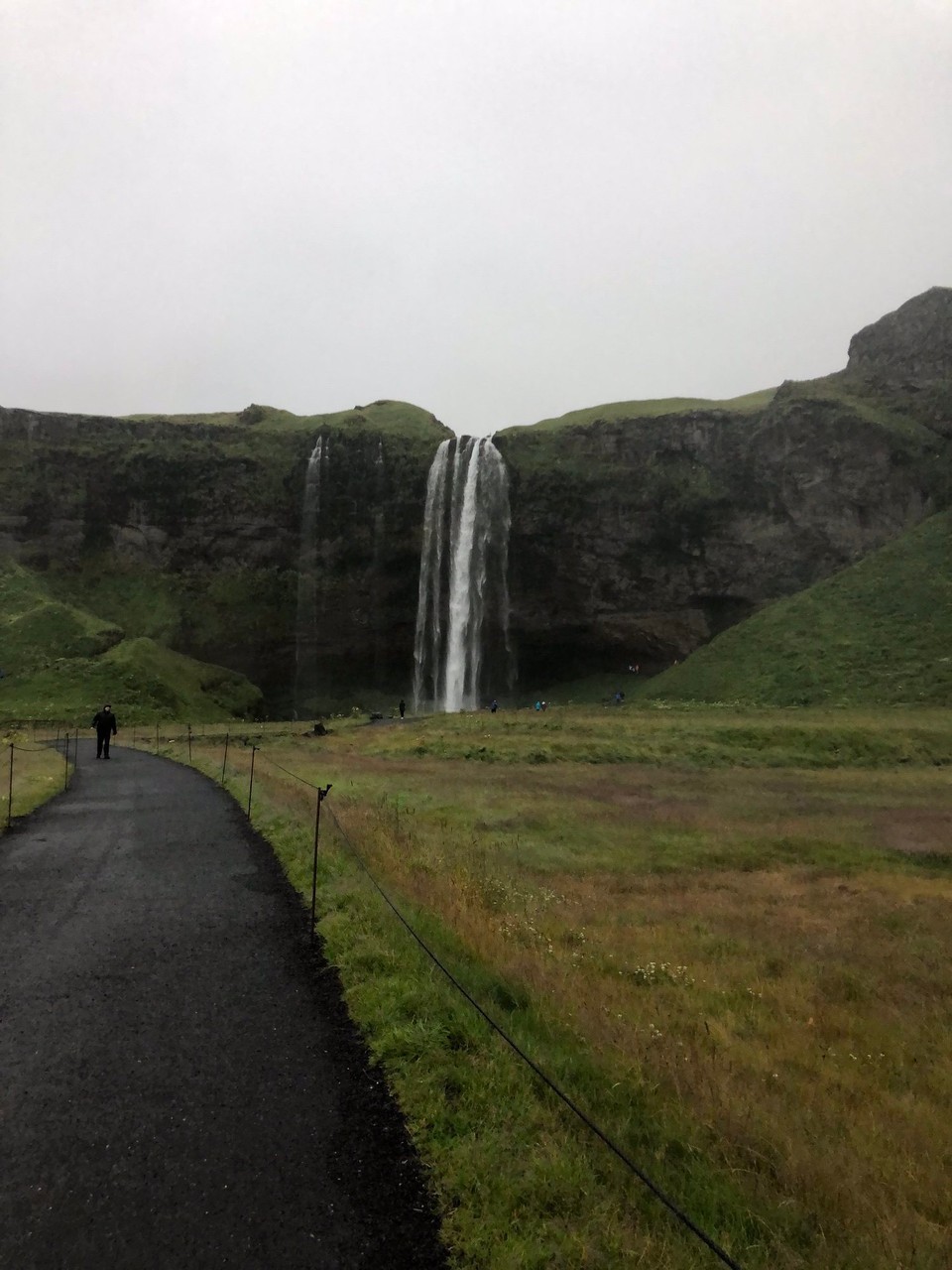 Island - Rangárþing eystra - Und das „Attention“ Schild deutet schon auf die Besonderheit dieses Wasserfalles hin: Man kann hinter dem Wasservorhang auf einem glitschigen Wegchen auf die andere Seite vom Wasserfall gelangen… 