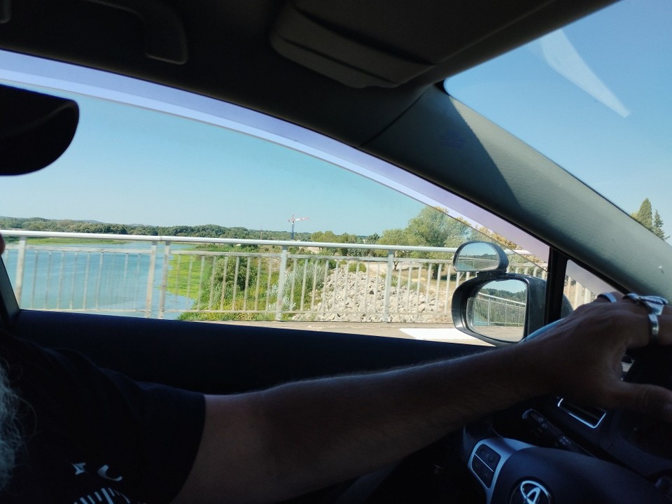 Frankreich - Avignon - Und hier fahren wir schon über die Rhone, links..... 