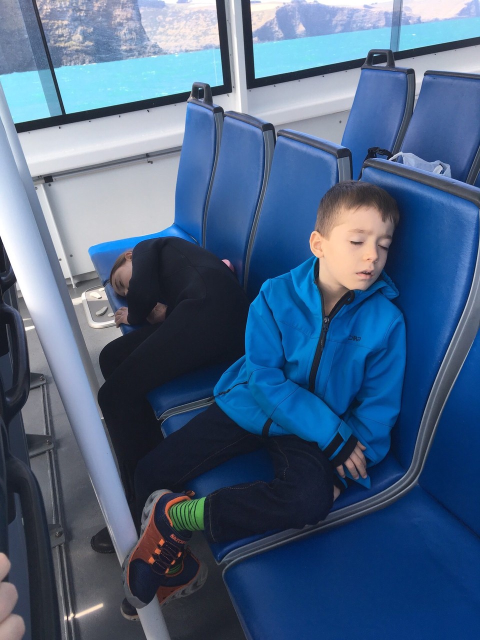 Neuseeland - Akaroa - Leider waren die Delfine aber nicht wie erhofft in der Bucht von Akaroa sondern im offenen Meer mit ziemlich hohen Wellen. Das fanden Lara und Nicolas dann bald nicht mehr so toll.