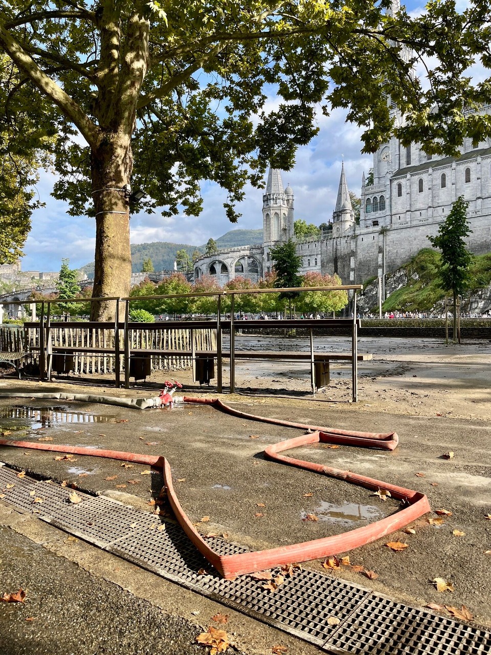Frankreich - Lourdes - Vor 2 Tagen war der gesamte Bereich der Grotte sowie die angrenzenden Ufer mit Pilger-Infrastrukturen noch überschwemmt gewesen. Inzwischen ist praktisch alles bereits wieder gereinigt. Nur noch weniges zeugt von den Überschwemmungen. Beeindruckend! 