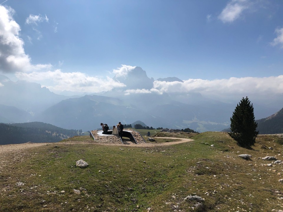 Italien - Wolkenstein in Groeden - Eine Aussichtsplattform und im Hintergrund der berühmte Berg Langkofel. 