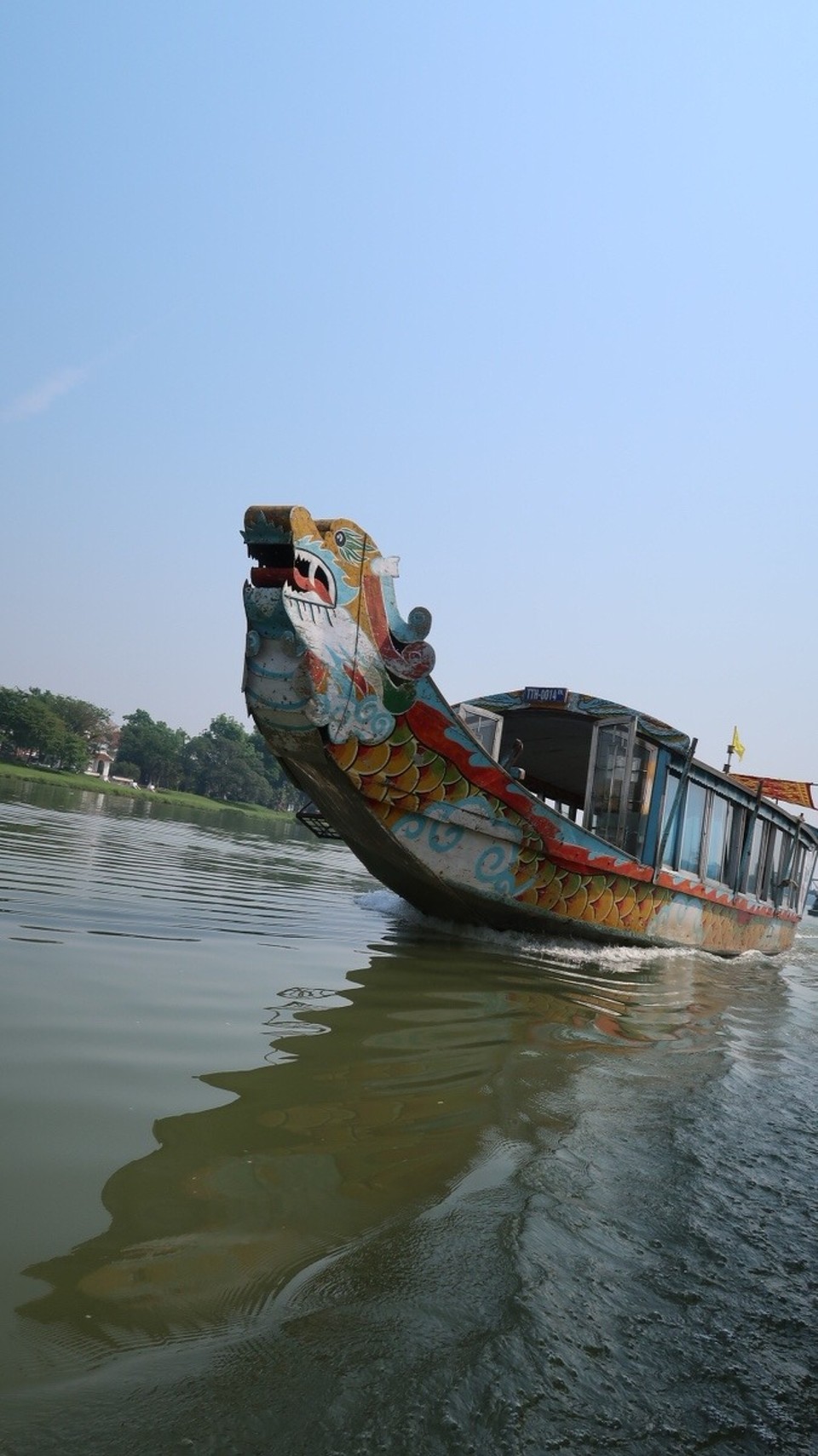 Vietnam - Huế - Kleines Drachenboot-rennen auf dem Parfümfluss.