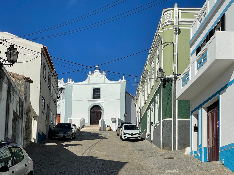 Portugal - Aljezur - Meistens haben wir hier einen Parkplatz gefunden. Am Berg mit Handbremse auszuparken ist eine echte Herausforderung. Beim ersten Versuch hat es stark nach Gummi gerochen 😅