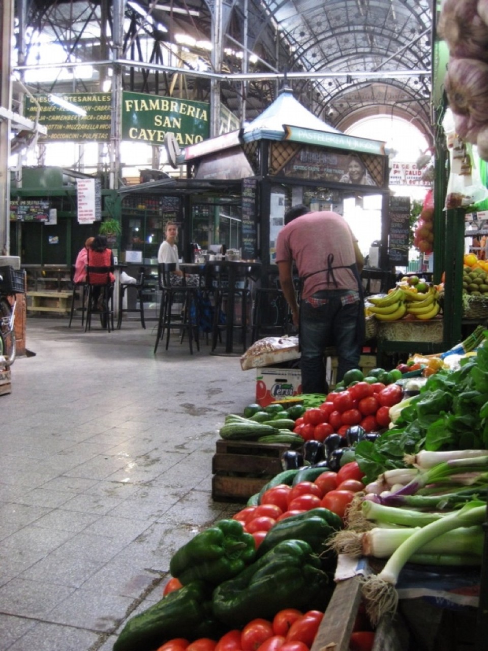 Argentinien - San Telmo - Plaza Dorrego: San Telmo market hall with delicious coffee at Coffee Town