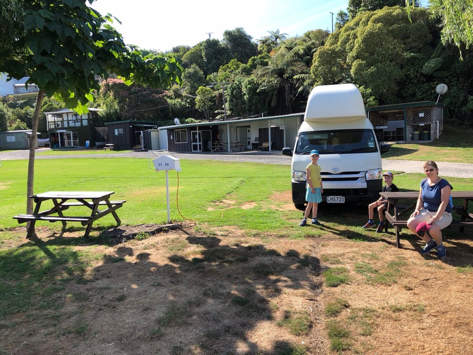 Neuseeland - Kawhia - Wir übernachten im Kawhia Camping Ground an der Moke Street. Der Platz ist klein und sehr herzig. Wir sind fast allein. Die Anlagen sind zwar etwas alt, aber sauber. Der Besitzer ist sehr freundlich. Er leiht uns Schaufeln für den Hot Water Beach und erklärt uns alles.