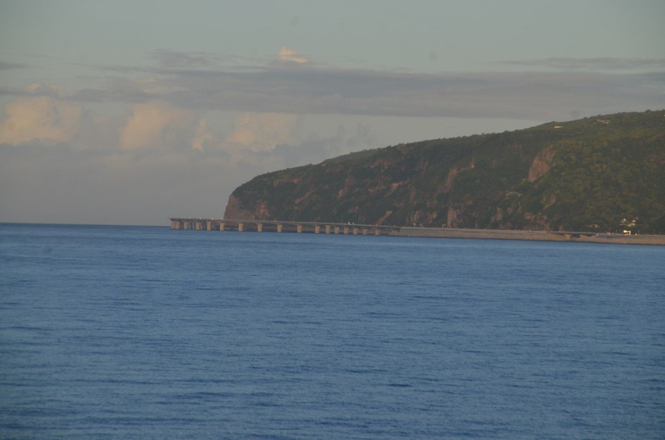 Réunion - Pointe des Galets - Autobunn op Pilonen iwert dem Meer laanst déI steil Küst