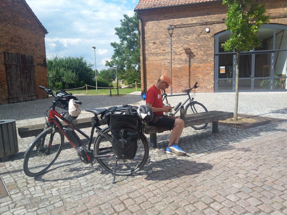 Deutschland - Tangermünde - Nochmals Pause im kleinen Schattenabschnitt mit Erdbeeren und Bruder 🥰.