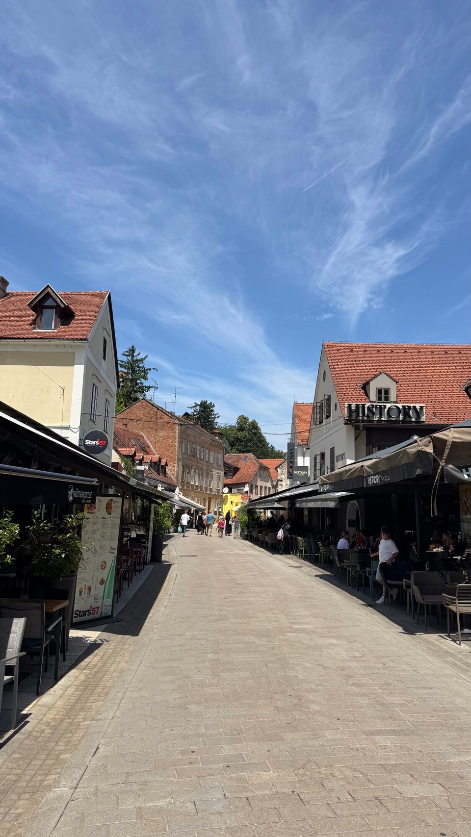 Slowenien - Ljubljana - Unser Fazit zu Zagreb fiel eher negativ aus, muss nicht unbedingt sein. Gilt wahrscheinlich nicht umsonst als einer der preiswertesten Hauptstädte Europas.
Also beschlossen wir weiterzufahren.