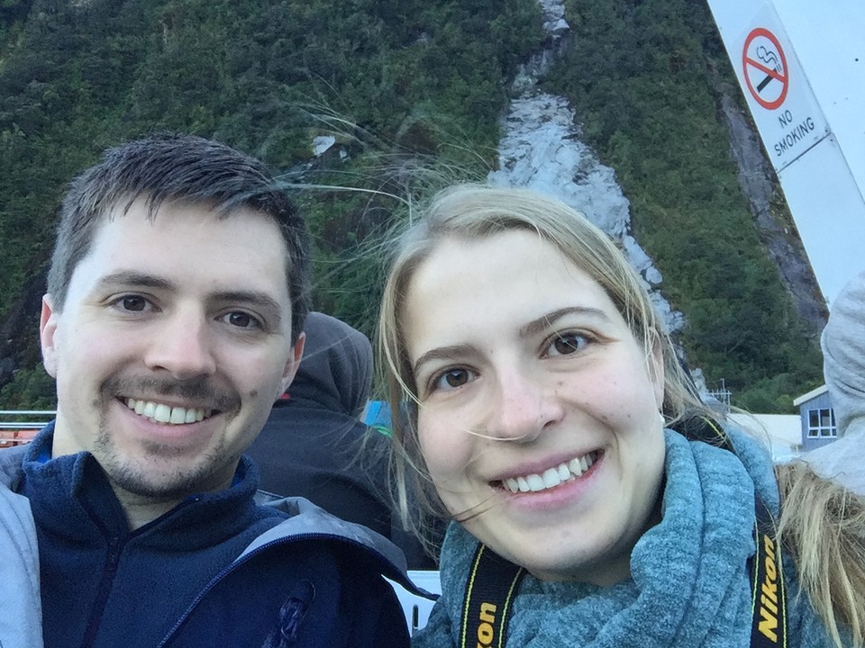 Neuseeland - Milford Sound - Gleich geht die Fahrt los (und wir schauen irgendwie noch nicht ganz so fit aus...)