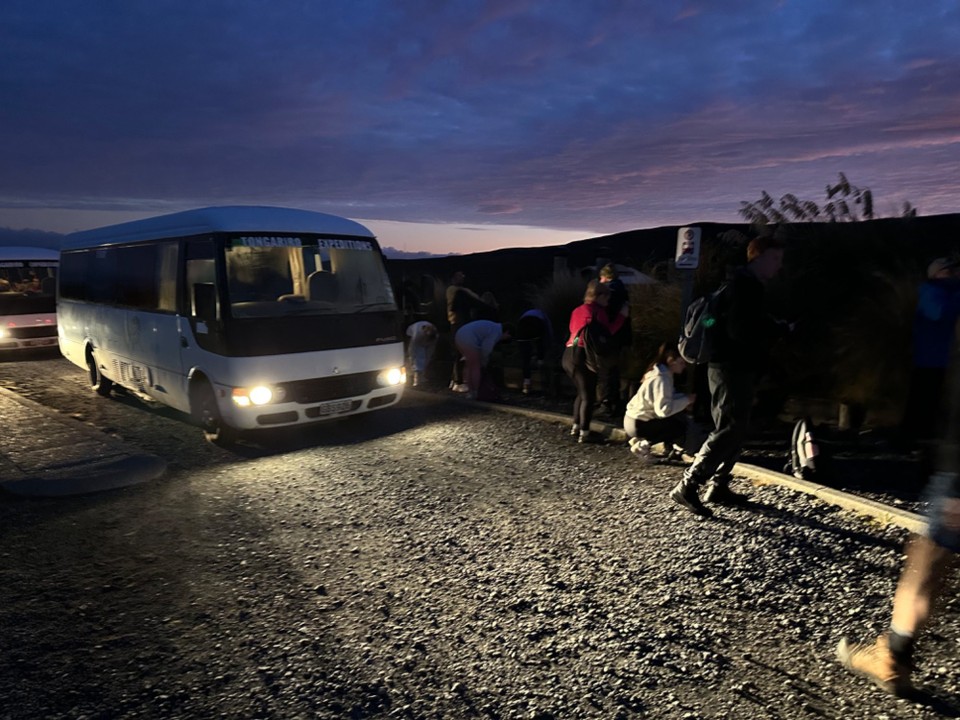 Neuseeland - Tongariro - Es ist noch recht frisch heute Morgen als wir um Punkt 7h auf 1100m bei Dämmerung loslaufen, aber der leichte Anstieg sorgt schnell dafür dass es mir warm wird.